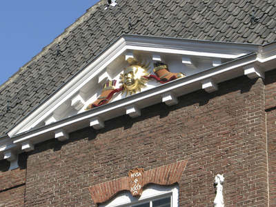 905824 Afbeelding van het timpaan in de voorgevel van het huis De Krakeling (Achter St.-Pieter 50-74) te Utrecht, met ...